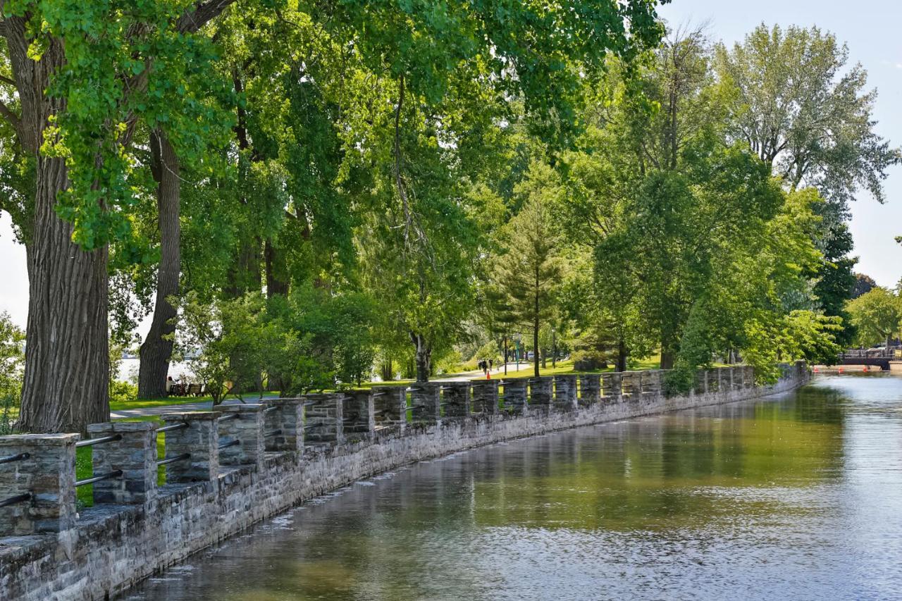Free Parking In Beautiful Lachine Montreal Bagian luar foto